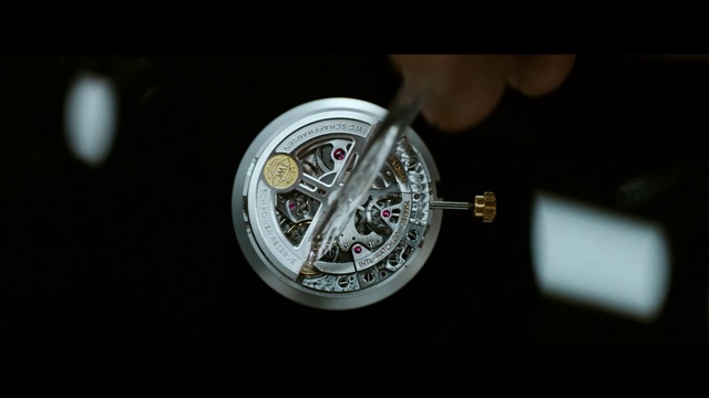 Video Reference: Watch, Wheel, Tire, Automotive lighting, Automotive tire, Alloy wheel, Clock, Automotive design, Motor vehicle, Rim