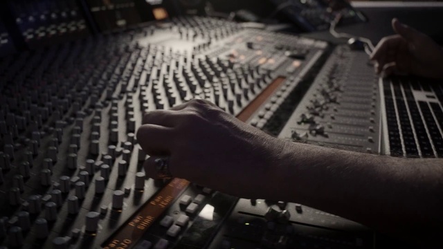 Video Reference: Musical instrument accessory, Electronic instrument, Audio equipment, Mixing engineer, Electronic musical instrument, Electronic device, Engineering, Technology, Sound engineer, Keyboard