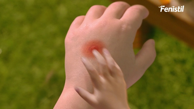 Video Reference: Gesture, Finger, People in nature, Thumb, Nail, Foot, Grass, Human leg, Toe, Barefoot