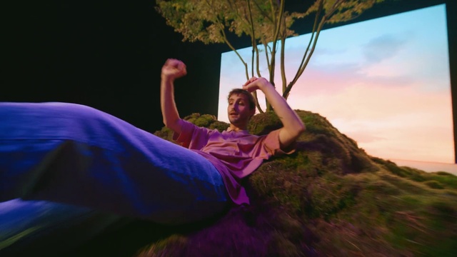 Video Reference: Plant, People in nature, Flash photography, Human body, Happy, Sky, Tree, Leisure, Grass, Fun