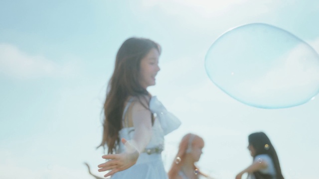 Video Reference: Sky, Cloud, Flash photography, Happy, Smile, Gesture, Fun, Summer, People in nature, Leisure