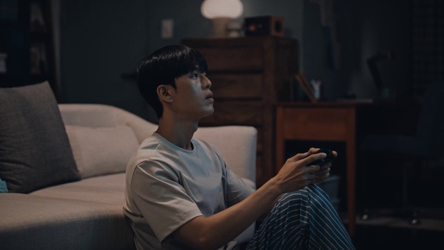 Video Reference: Flash photography, Audio equipment, Comfort, T-shirt, Elbow, Event, Darkness, Sitting, Fun, Eyewear