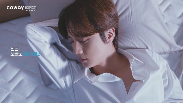 Video Reference: Hair, Head, Hand, Hairstyle, Arm, Eyelash, Flash photography, Sleeve, Gesture, Comfort