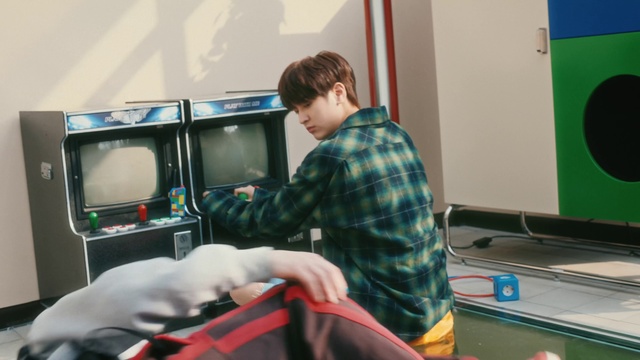 Video Reference: Computer monitor, Personal computer, Recreation, Leisure, Engineering, Computer keyboard, Desk, Machine, Computer, Gadget