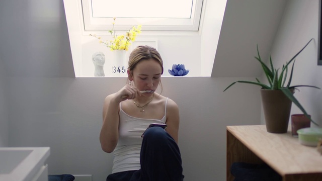 Video Reference: Joint, Shoulder, Plant, Purple, Flowerpot, Neck, Houseplant, Standing, Comfort, Waist