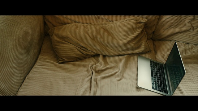 Video Reference: Computer, Personal computer, Netbook, Laptop, Comfort, Wood, Office equipment, Space bar, Tints and shades, Gadget