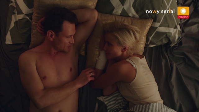 Video Reference: Joint, Skin, Hairstyle, Arm, Mouth, Muscle, Organ, Human body, Flash photography, Fashion