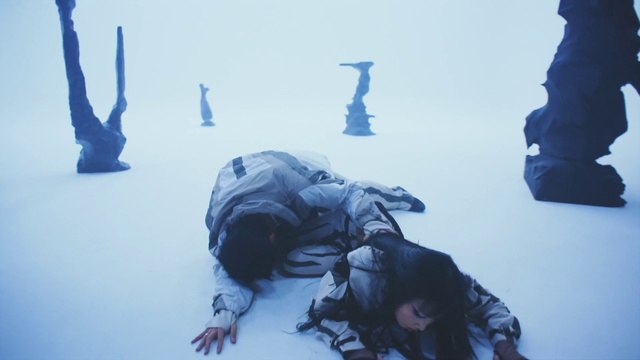 Video Reference: Vertebrate, Azure, Gesture, Atmospheric phenomenon, Ice cap, Snow, Electric blue, Freezing, Art, People in nature