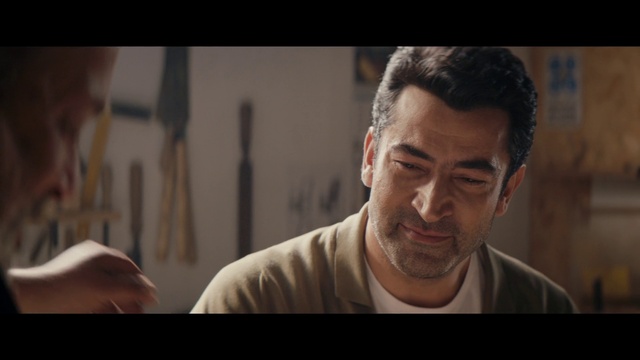 Video Reference: Forehead, Cheek, Chin, Mouth, Flash photography, Jaw, Gesture, Eyelash, Facial hair, Beard