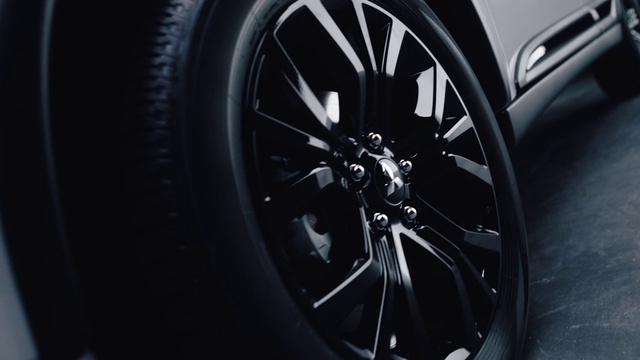 Video Reference: Tire, Wheel, Car, Automotive tire, Vehicle, Motor vehicle, Tread, Hubcap, Vehicle brake, Alloy wheel