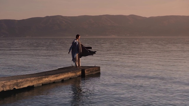Video Reference: Water, Sky, Mountain, People in nature, Lake, Happy, Flash photography, Bank, Horizon, Landscape