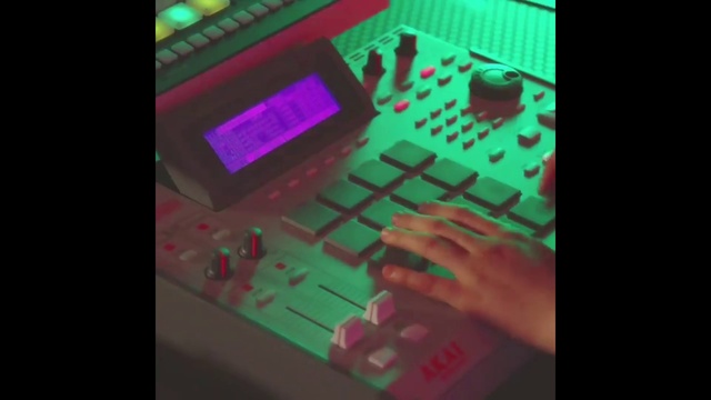 Video Reference: Personal computer, Computer, Electronic instrument, Laptop, Purple, Electronic musical instrument, Font, Entertainment, Audio equipment, Magenta