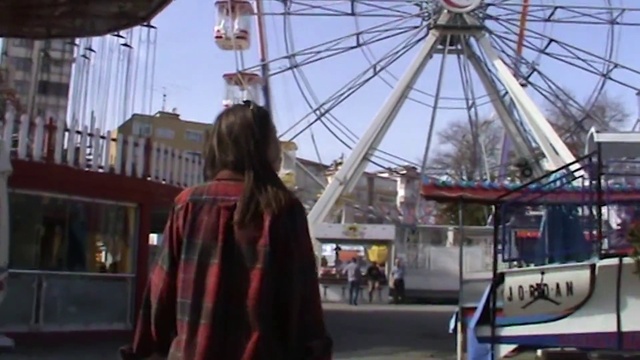 Video Reference: Sky, Ferris wheel, Fun, Travel, City, Leisure, Building, Recreation, Event, Pole