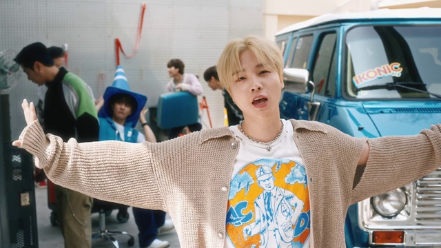 Video Reference: Vehicle, Car, Motor vehicle, Happy, People, Leisure, Automotive exterior, Event, Automotive design, Vehicle door