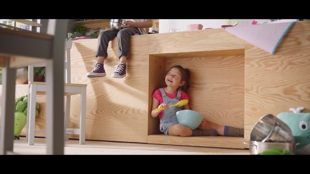 Video Reference: Smile, Vertebrate, Leg, Wood, Shorts, Pink, Leisure, Flooring, Material property, Comfort