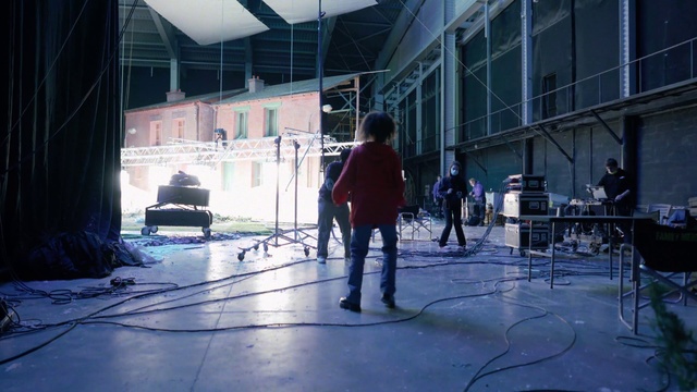 Video Reference: Building, Performing arts, Musician, Entertainment, Flooring, Leisure, Audio equipment, Stage, Music, Event