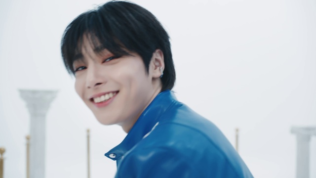 Video Reference: Smile, Outerwear, Jaw, Sleeve, Gesture, Happy, Collar, Electric blue, Bangs, Travel