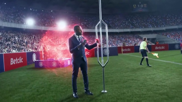 Video Reference: Sky, Sports equipment, Player, Soccer, Grass, Ball game, Competition event, Championship, Floodlight, Sports