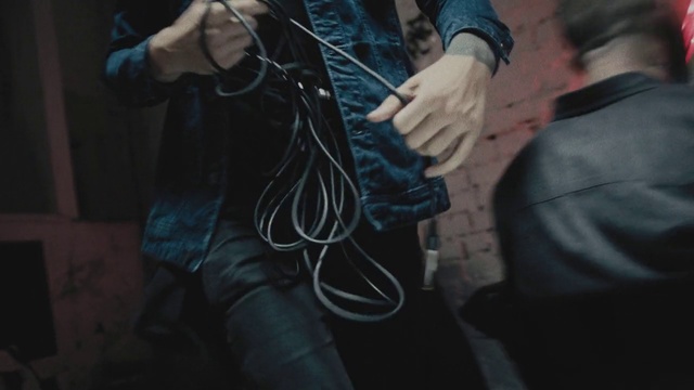 Video Reference: Outerwear, Musician, Leg, Flash photography, Neck, Sleeve, Gesture, Waist, Audio equipment, Thigh