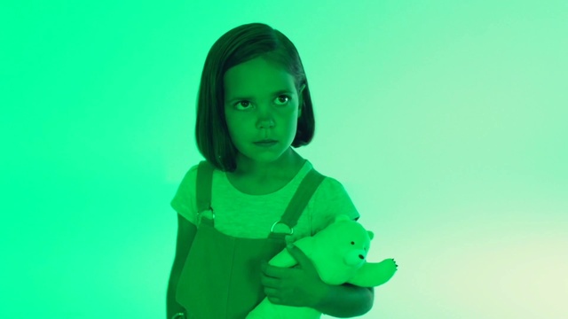 Video Reference: Green, Sleeve, Gesture, Finger, Happy, Magenta, Toddler, Fun, Personal protective equipment, Event