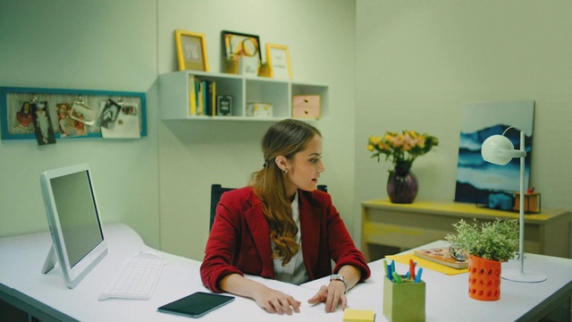 Video Reference: Table, Plant, Green, Personal computer, Flowerpot, Desk, Computer keyboard, Interior design, Computer, Picture frame