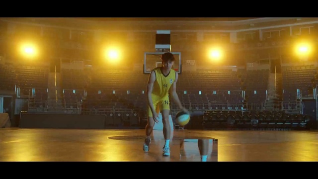 Video Reference: Flash photography, Entertainment, Performing arts, Thigh, Event, Performance art, Music venue, Choreography, Leisure, Lens flare