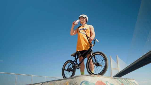 Video Reference: Bicycle, Wheel, Tire, Sky, Bicycle wheel, Bicycles--Equipment and supplies, Bicycle tire, Bicycle frame, Vehicle, Crankset